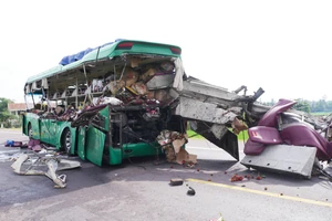 Tai nạn giữa xe khách và đầu kéo, 11 người thương vong