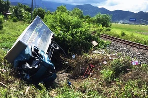 Xe tải bị tàu lửa hất văng, 3 người thương vong
