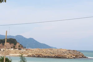 Kiểm tra khắc phục lấn biển, chủ đầu tư cấm báo chí