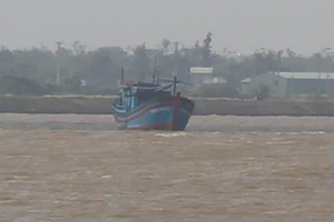 Ba tàu cá mắc cạn, một ngư dân mất tích