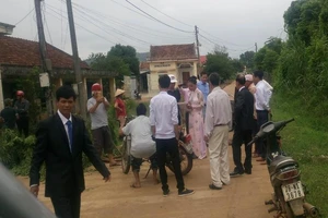 Tiếp tục họp để yêu cầu trưởng thôn xin lỗi vụ chặn xe 