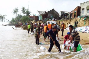 Sơ tán khẩn cấp gần 30 gia đình bị triều cường tấn công
