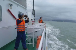 Đặc công nước tìm thuyền viên mất tích ở biển Quy Nhơn