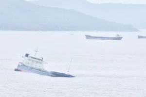 Trục vớt tàu chìm gắn với ứng phó tràn dầu tại Quy Nhơn