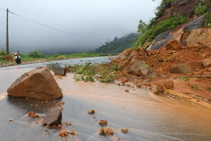 Đang chạy xe, đôi nam nữ bị nước cuốn xuống vực sâu