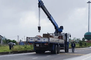 Đào bỏ các mố đèn chiếu sáng ở Tuy Hòa để đấu thầu