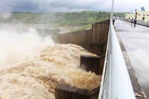 Thủy điện tăng lưu lượng xả lũ khi thủy triều đang lên