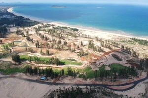 Chia nhỏ diện tích, phá rừng phòng hộ làm sân golf