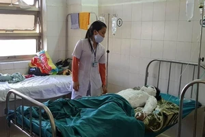 Thách nhau leo trụ điện, một nam sinh suýt mất mạng 