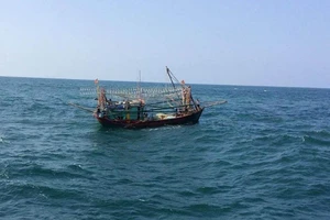 Sóng đánh sập cabin tàu cá, sáu ngư dân đang nguy cấp 