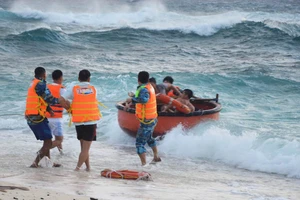 Trường Sa giúp ngư dân tránh trú bão Tembin