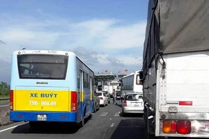 Tài xế đậu xe giữa làn, BOT Ninh An lại xả trạm