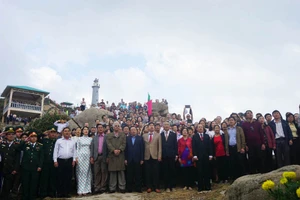 Hàng ngàn người chào cờ ở điểm cực Đông Tổ quốc