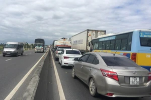 BOT Ninh An lại xả trạm vì tài xế đậu xe giữa làn 