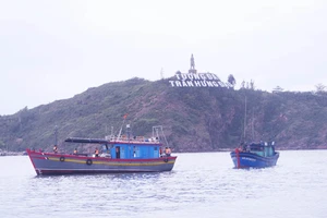 Vượt sóng lớn, biên phòng cứu 4 ngư dân bị nạn