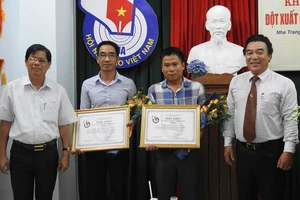 Khen thưởng 2 phóng viên báo Khánh Hòa bị hành hung