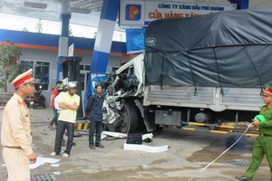 Xe tải húc vào trạm xăng, 7 người bị thương