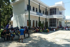 Dừng hỗ trợ sau bão ở Khánh Hòa vì dân phản ứng