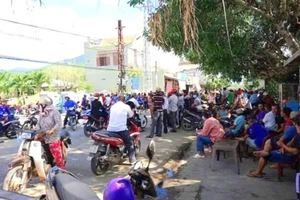 Dân vây trụ sở, giữ cán bộ, đòi thả người