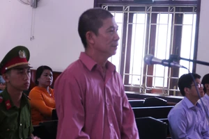 Cán bộ thuế nhận 130 triệu đồng vì nghĩ là… bánh kẹo