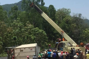 Xe tải lật đè 2 người trong ô tô con tử vong 