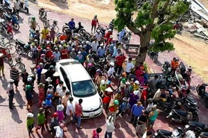 Đi mua lúa, 2 người bị dân vây đánh vì nghi bắt cóc