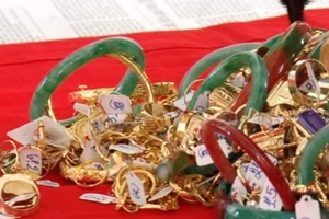 Chủ tiệm vàng báo mất gần 300 đôi bông tai