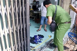 Điều tra nghi án ném xăng đốt nhà giữa đêm khuya