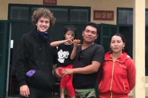 Du khách Đức cứu trẻ đi lạc trên đèo Cả giữa đêm khuya