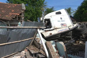 Xe container đâm sập căn nhà có 3 người đang ngủ 