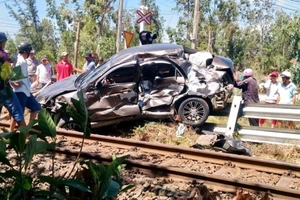Ô tô 5 chỗ bị tàu hỏa tông nát, văng hơn chục mét