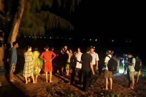 Sóng biển cuốn trôi, 2 người chết, 1 người mất tích