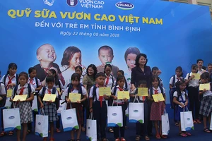 Phó Chủ tịch nước tham dự lễ trao 64.000 ly sữa cho trẻ em