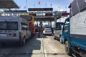 BOT Ninh Lộc lại xả trạm do tài xế đỗ xe giữa làn thu phí