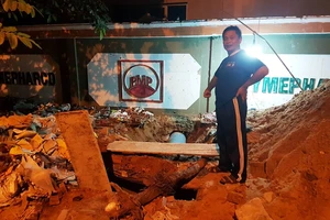 Dân yêu cầu Pymepharco tháo ngay đường ống đấu nối 