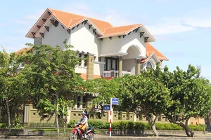 Cử tri Phú Yên chất vấn gay gắt chuyện 'đất vàng'