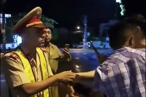 CSGT tự té khi giằng co với người đi đường?