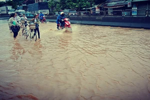 Nước tràn qua quốc lộ 1 ở Phú Yên chia cắt nhiều xã