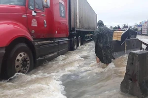 Lũ dâng cao, quốc lộ 1 qua Cam Ranh tê liệt