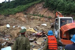 Xác định 3 người cùng gia đình bị vùi chết do sạt lở núi 