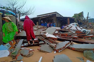 Triều cường, sóng lớn đánh sập nhiều căn nhà ở Phú Yên