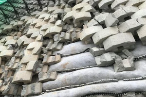 Tường thành khổng lồ trái phép ở Nha Trang bắt đầu đổ 