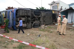 Xe khách lao vào nhà dân, 35 người cấp cứu