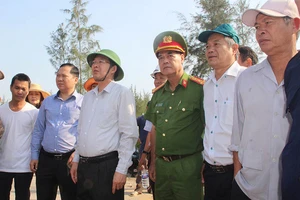 Cưỡng chế phá dỡ hàng chục nhà lấn chiếm Khu kinh tế Nhơn Hội