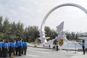 Hàng ngàn người tưởng niệm 64 liệt sĩ Gạc Ma