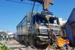 Xe tải tông sập quán nước mía, 5 người bị thương