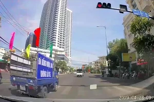 Đoàn xe tuyên truyền an toàn giao thông nhưng vượt đèn đỏ