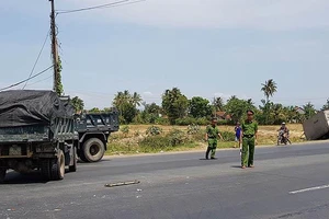 Cắt cabin giải cứu tài xế bị kẹt gãy chân