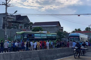 Xe khách tông xe máy, ô tô chạy sau lao vào nhà dân