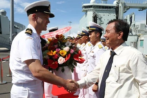 Tàu khu trục Canada thăm cảng Cam Ranh